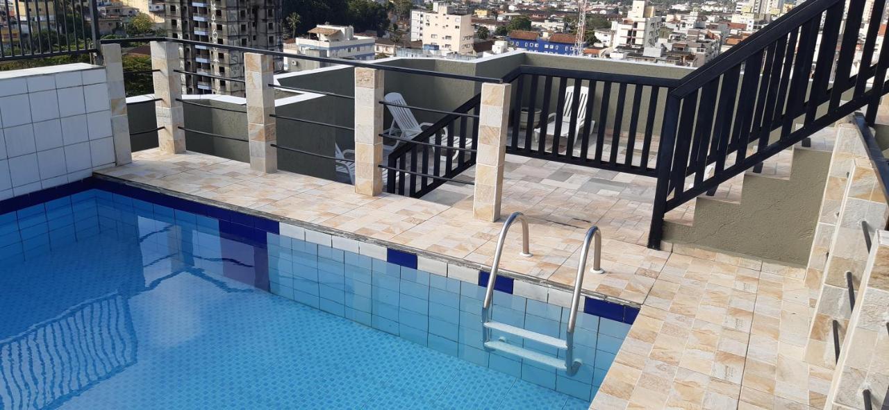 Apartment Guarujá: Beachside Retreat With Pool And Flexible Check-in