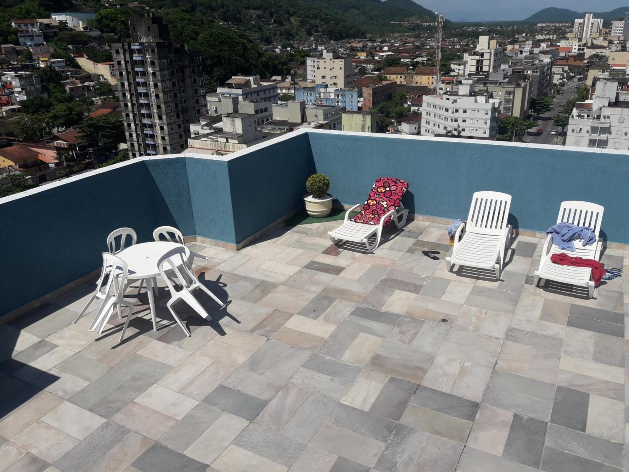 Apartment Guarujá: Beachside Retreat With Pool And Flexible Check-in